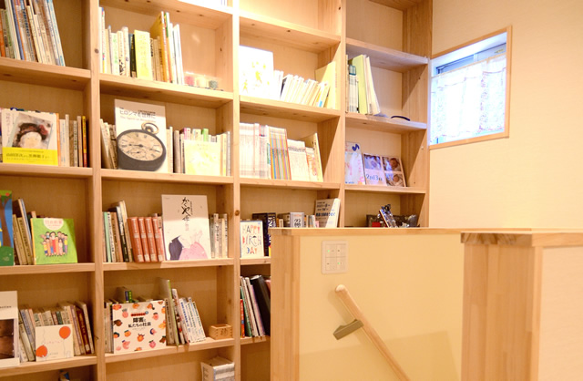 京都市の注文住宅木の家事例：読書好きのための壁が本棚の木の家［京都市］