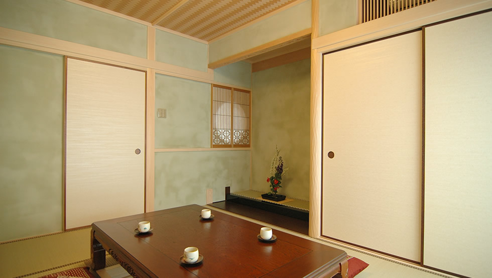 We are pleased with the bridge-like corridor crossing, the open ceiling space and the peaceful atmosphere of our Japanese style room.-Mr. and Mrs. Takao in Kyoto-